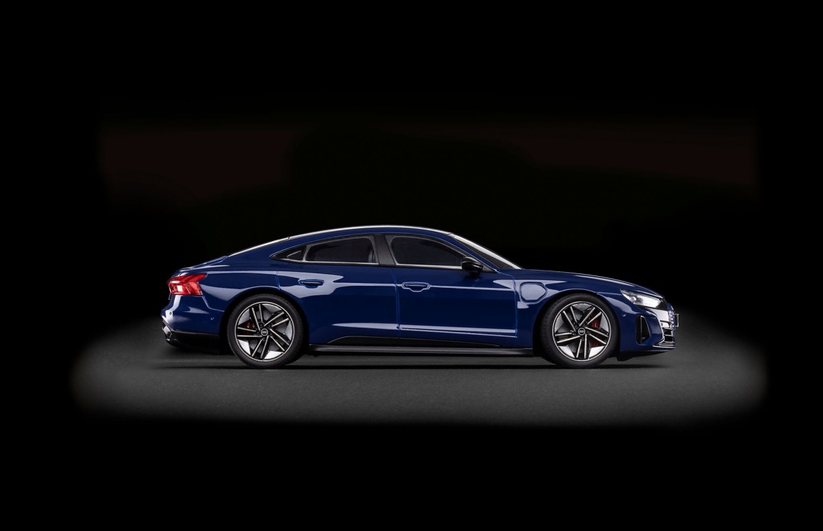Zdjęcie dodatkowe produktu Audi e-tron GT (easy-click) 1:24 Revell 67698 (z pędzlem i farbami)