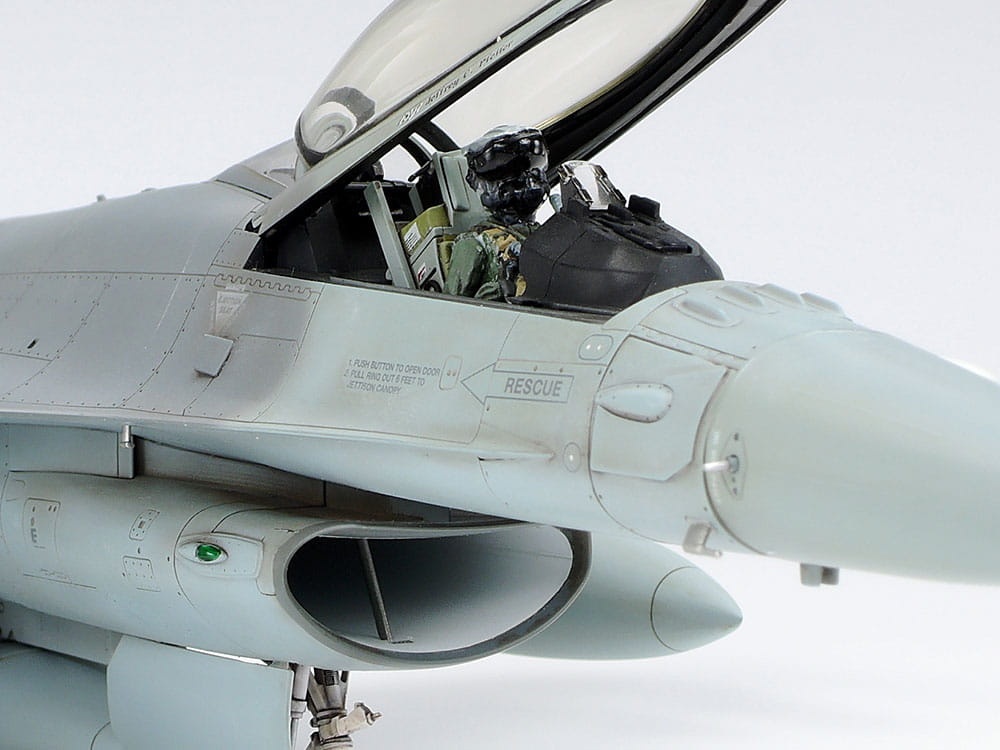 Zdjęcie dodatkowe produktu F-16C (Block 25/32) Fighting Falcon ANG 1:48 Tamiya 61101