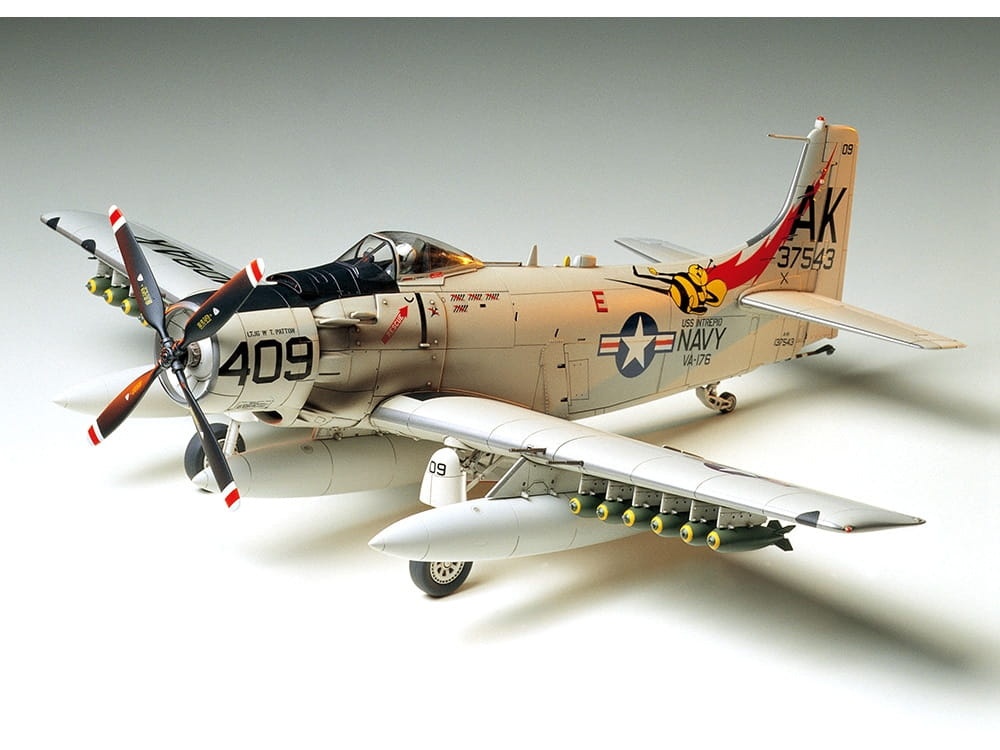 Zdjęcie dodatkowe produktu Douglas A-1H Skyraider 1:48 Tamiya 61058