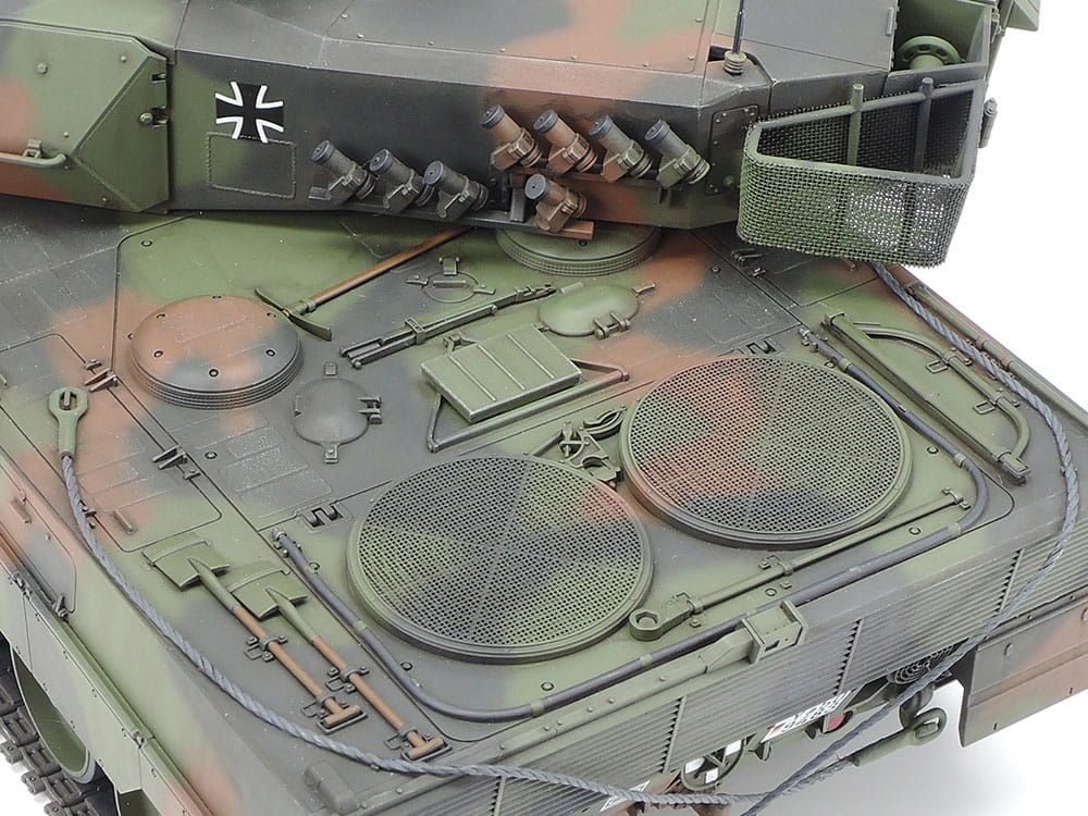 Zdjęcie dodatkowe produktu Leopard 2 A6 Main Battle Tank 1:35 Tamiya 35271