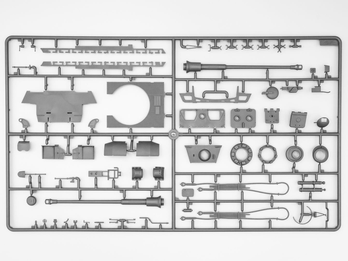 Zdjęcie dodatkowe produktu Pz.Kpfw.VI Ausf.B King Tiger with Henschel Turret (late production) 1:35 ICM 35363