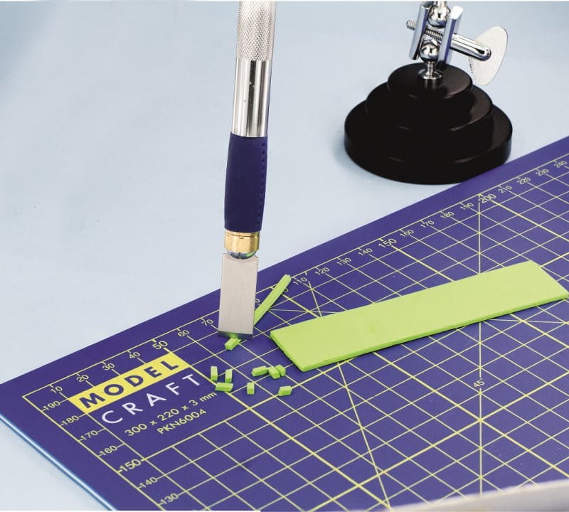 Zdjęcie dodatkowe produktu Nóż modelarski z miękkim uchwytem i 6 ostrzy Modelcraft typ #2 Shesto PKN4302-S