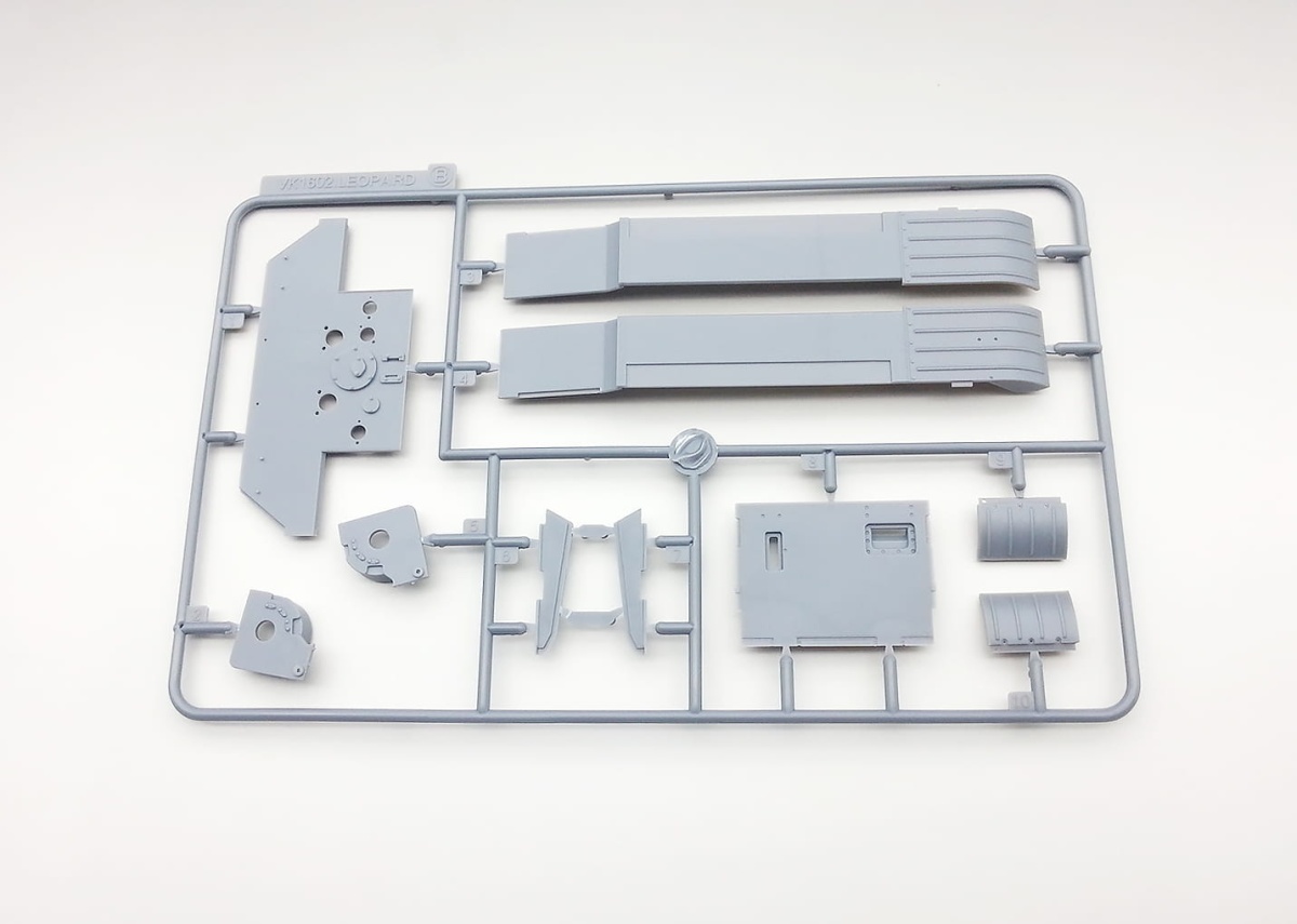 Zdjęcie dodatkowe produktu Leopard VK16.02 Niemiecki Ciężki Czołg Rozpoznawczy 1:35 Amusing Hobby 35A004