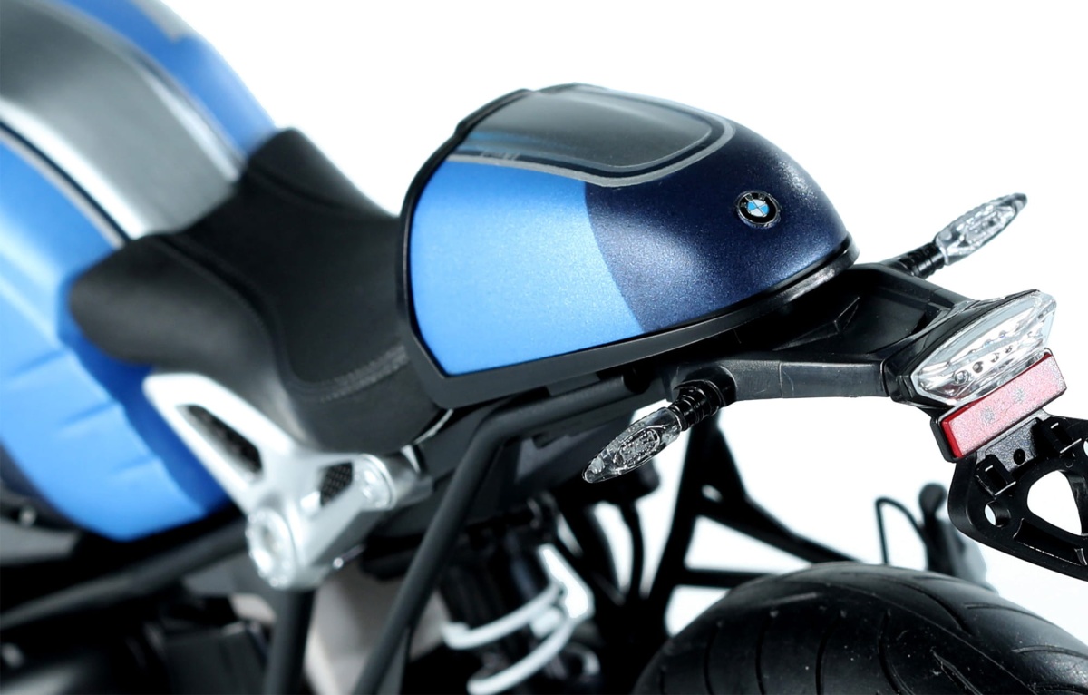 Zdjęcie dodatkowe produktu BMW R nineT Option 719 Mars Red/Cosmic Blue (Pre-colored Edition) 1:9 Meng MT003T