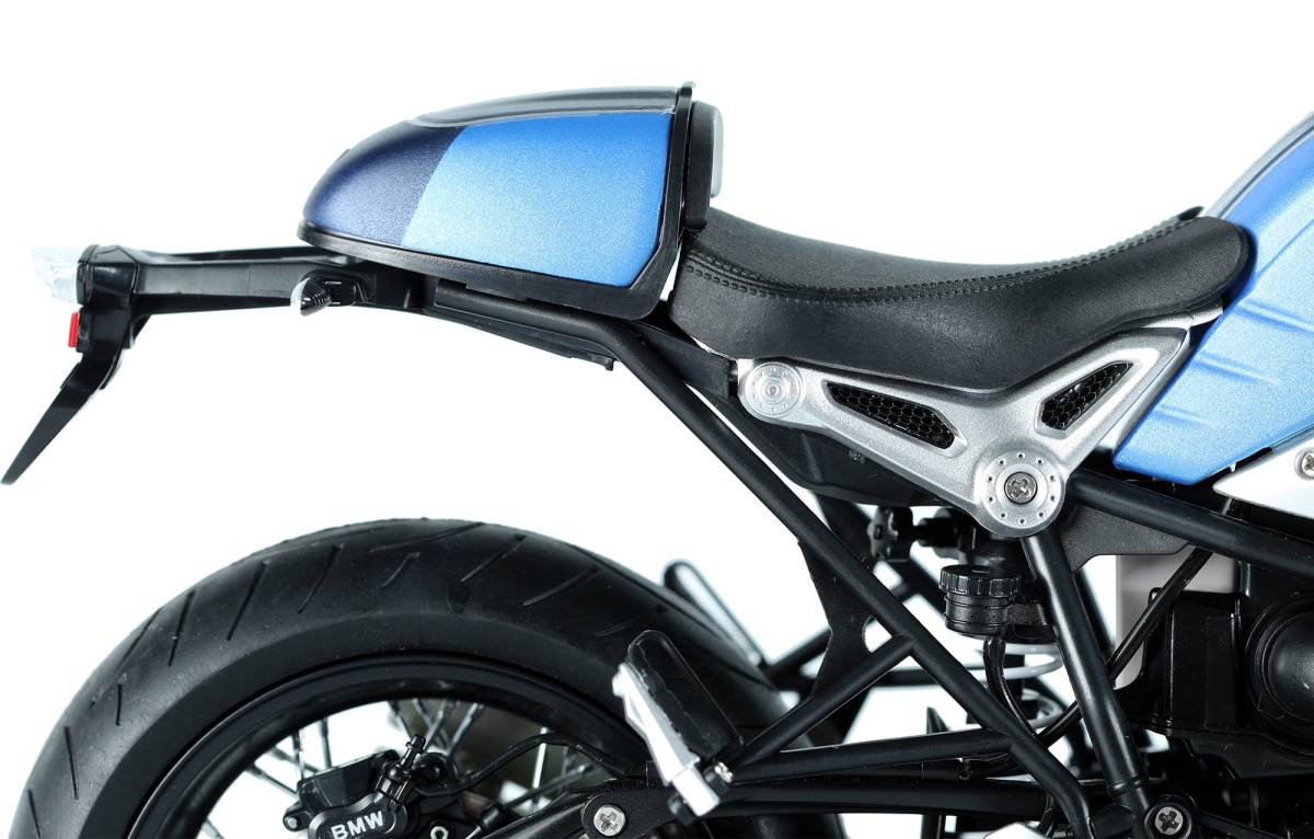 Zdjęcie dodatkowe produktu BMW R nineT Option 719 Mars Red/Cosmic Blue (Pre-colored Edition) 1:9 Meng MT003T