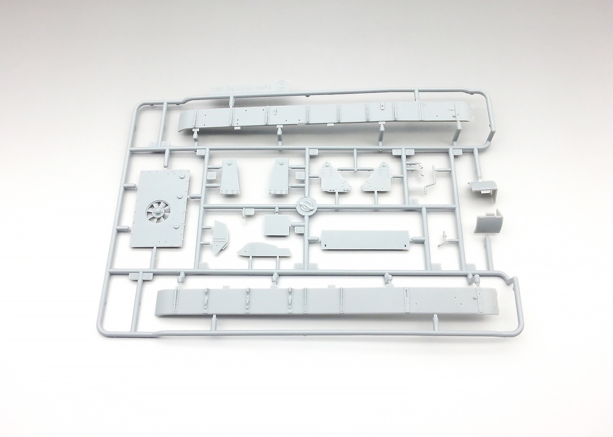 Zdjęcie dodatkowe produktu Neubaufahrzeug Panzerkampfwagen VI Krupp Gepanzerte Ausfuhrung 1:35 Amusing Hobby 35A003