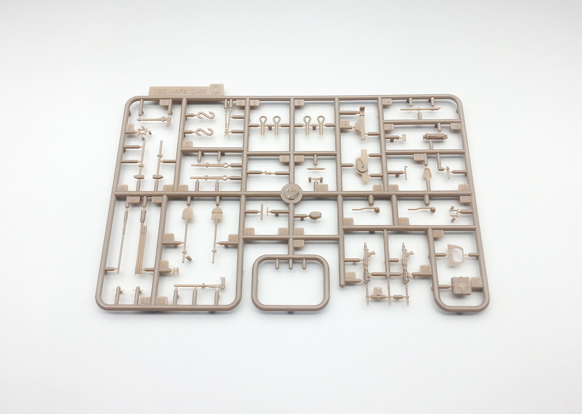 Zdjęcie dodatkowe produktu Neubaufahrzeug Panzerkampfwagen VI Krupp Gepanzerte Ausfuhrung 1:35 Amusing Hobby 35A003