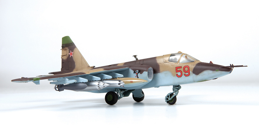 Zdjęcie Radziecki samolot szturmowy Su-25 "Frogfoot" 1:72 Zvezda 7312