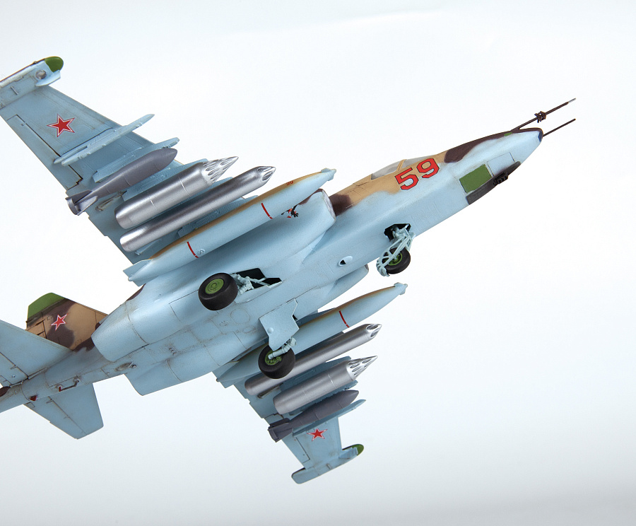 Zdjęcie Radziecki samolot szturmowy Su-25 "Frogfoot" 1:72 Zvezda 7312
