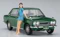 Zdjęcie Datsun Bluebird 1600 SSS z figurką dziewczyny z lat 60. 1:24 Hasegawa SP477