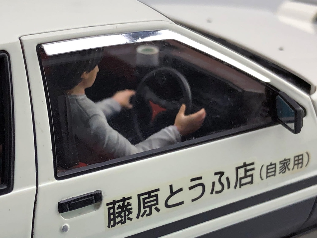 Zdjęcie dodatkowe produktu Toyota AE86 Trueno Initial D (plus figurka Takumi Fujiwara) 1:24 Aoshima 059548